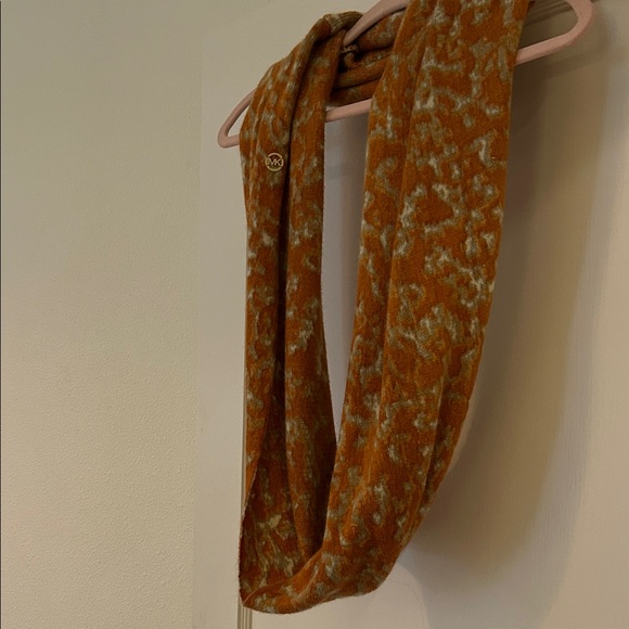 Michael Kors Orange and Cream Textured Scarf with Gold Logo - Picture 1 of 8